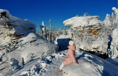 В царстве снега. Путешествие к древним скалам на снегоходах. Каменный город.